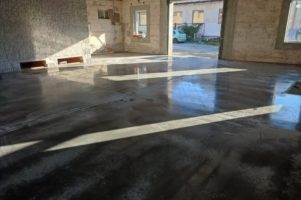 Leštěná betonová podlaha se vsypem – Hradec Králové
